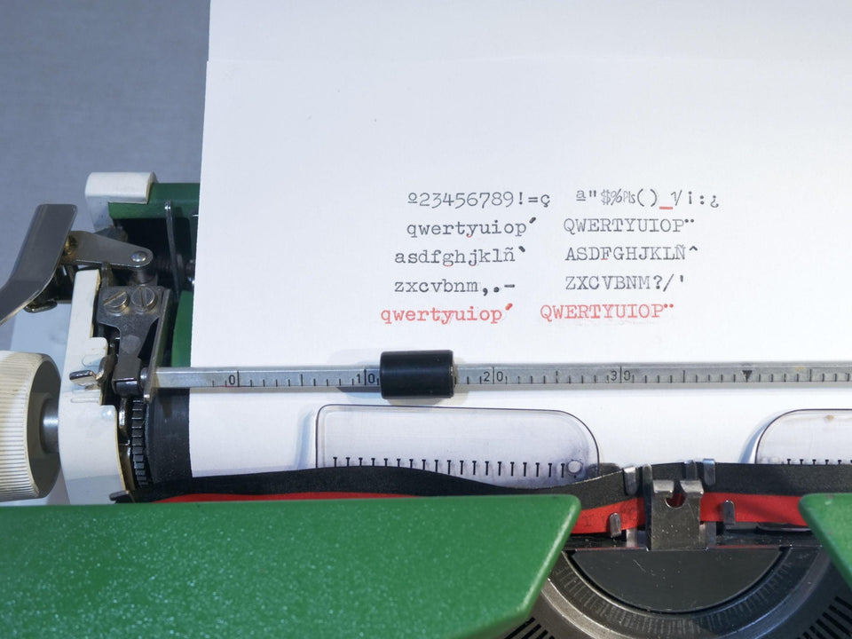 Olympia Traveller De Luxe Typewriter – 1970s Green Portable Manual Typewriter with Case