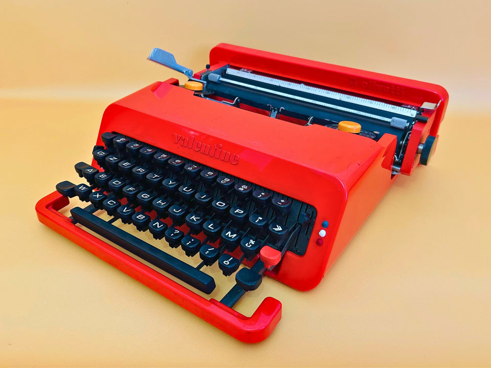 Olivetti Valentine red typewriter Ettore Sottsass design QZERTY