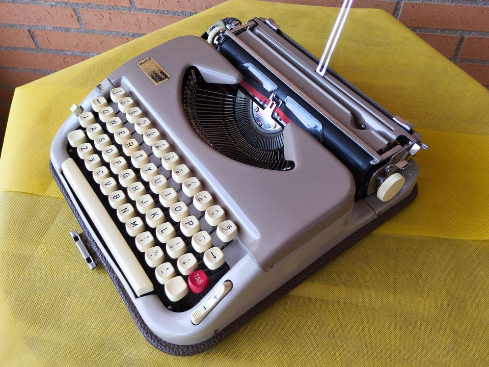 Princess beige portable typewriter QWERTY