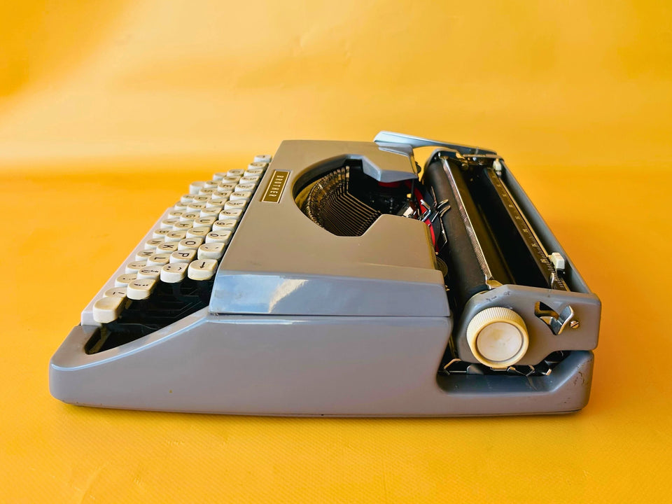 Brother Typewriter (1970s) – Gray Portable Manual Typewriter with Leather Case