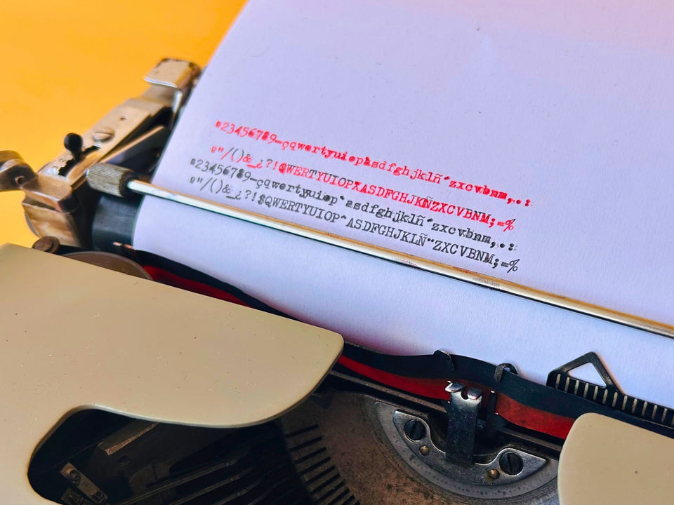 Olivetti Pluma 22 typing sample QWERTY typeface gray typewriter