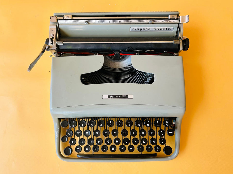 Olivetti Pluma 22 keyboard detail QWERTY keys close-up gray typewriter