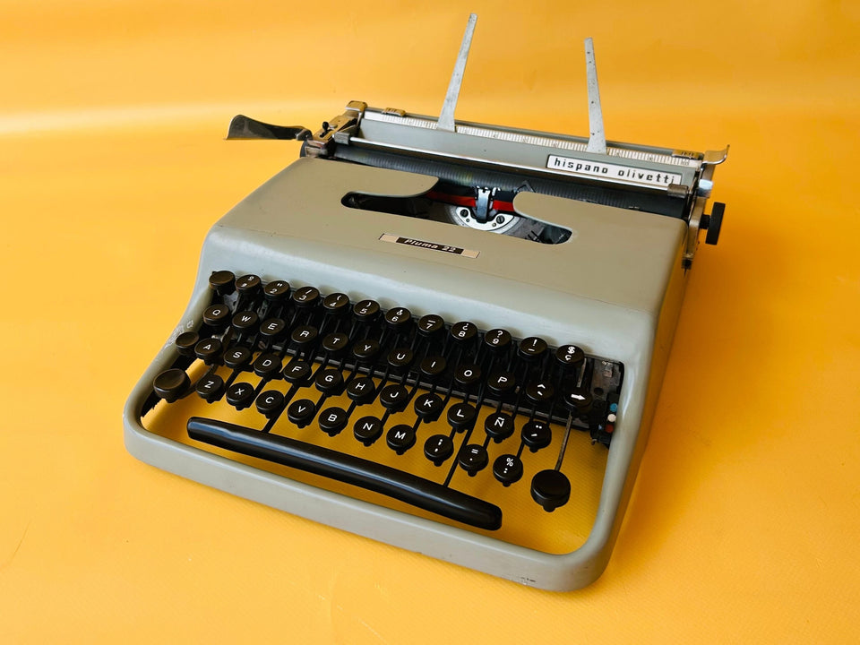 Olivetti Pluma 22 gray portable typewriter QWERTY