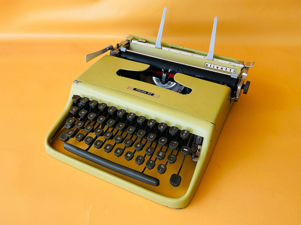 Olivetti Pluma 22 green portable typewriter QWERTY