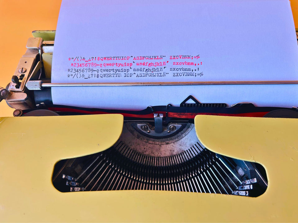 Olivetti Pluma 22 typing sample QWERTY typeface green typewriter
