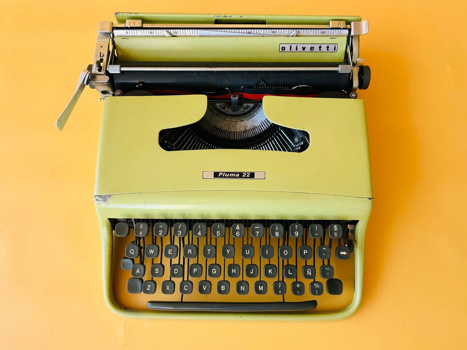 Olivetti Pluma 22 keyboard detail QWERTY keys close-up