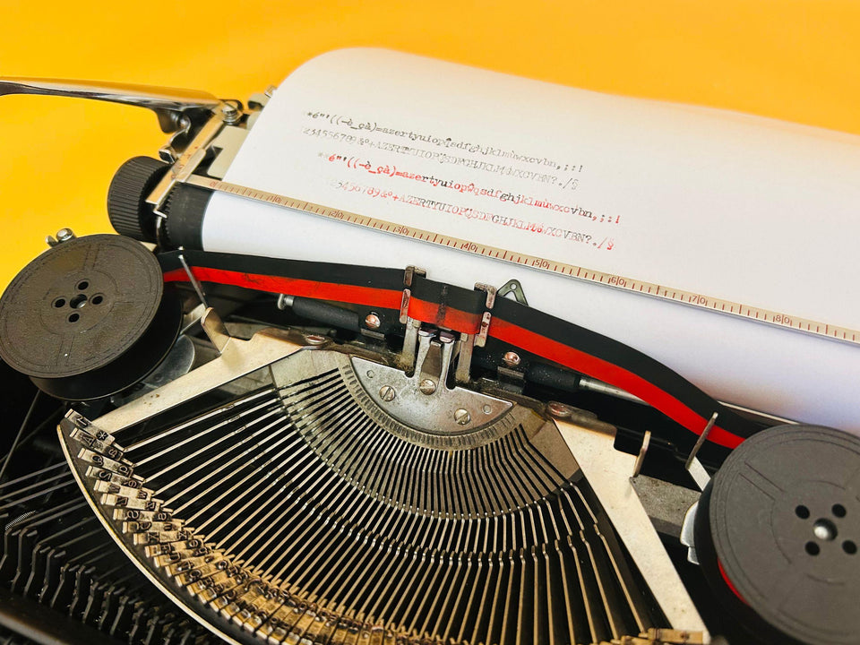 Royal 200 typing sample AZERTY typeface gray metal typewriter