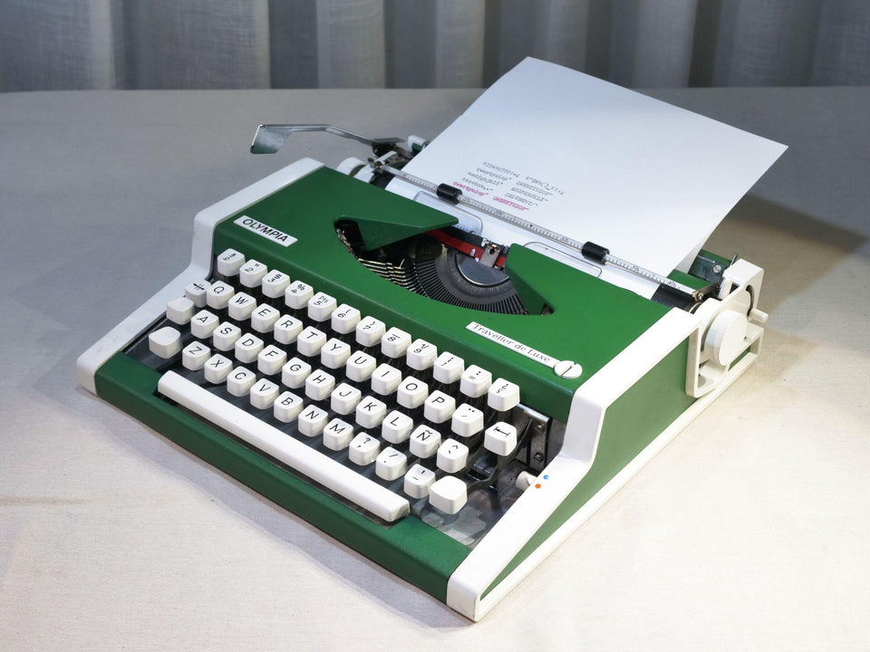 Olympia Traveller Deluxe green portable typewriter QWERTY