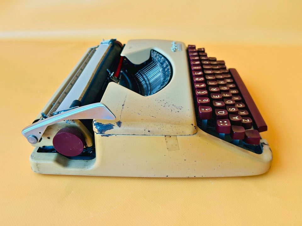Working Olympia Splendid 33 Typewriter | Rare Red Keys | 1960s with Case