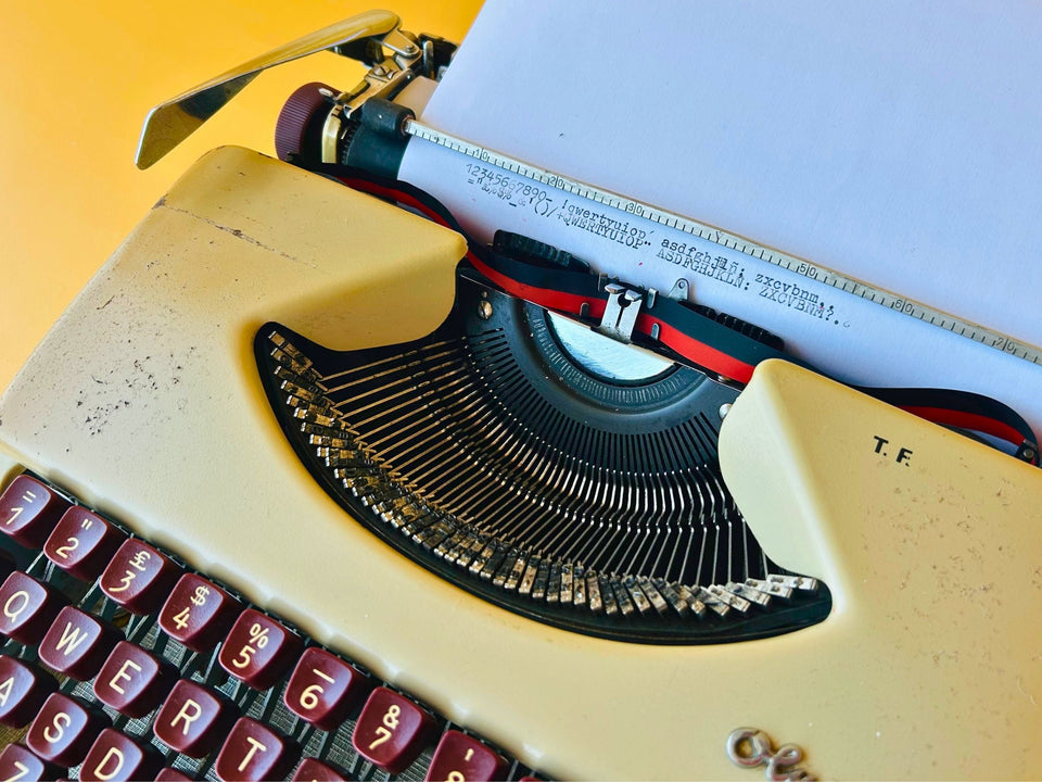 Working Olympia Splendid 33 Typewriter | Rare Red Keys | 1960s with Case