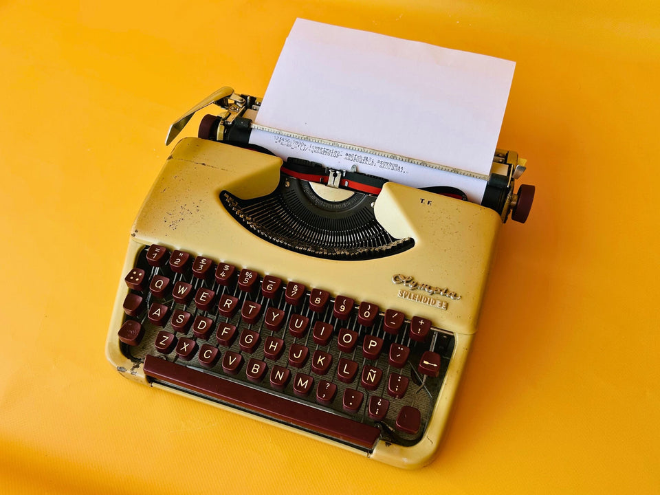 Working Olympia Splendid 33 Typewriter | Rare Red Keys | 1960s with Case