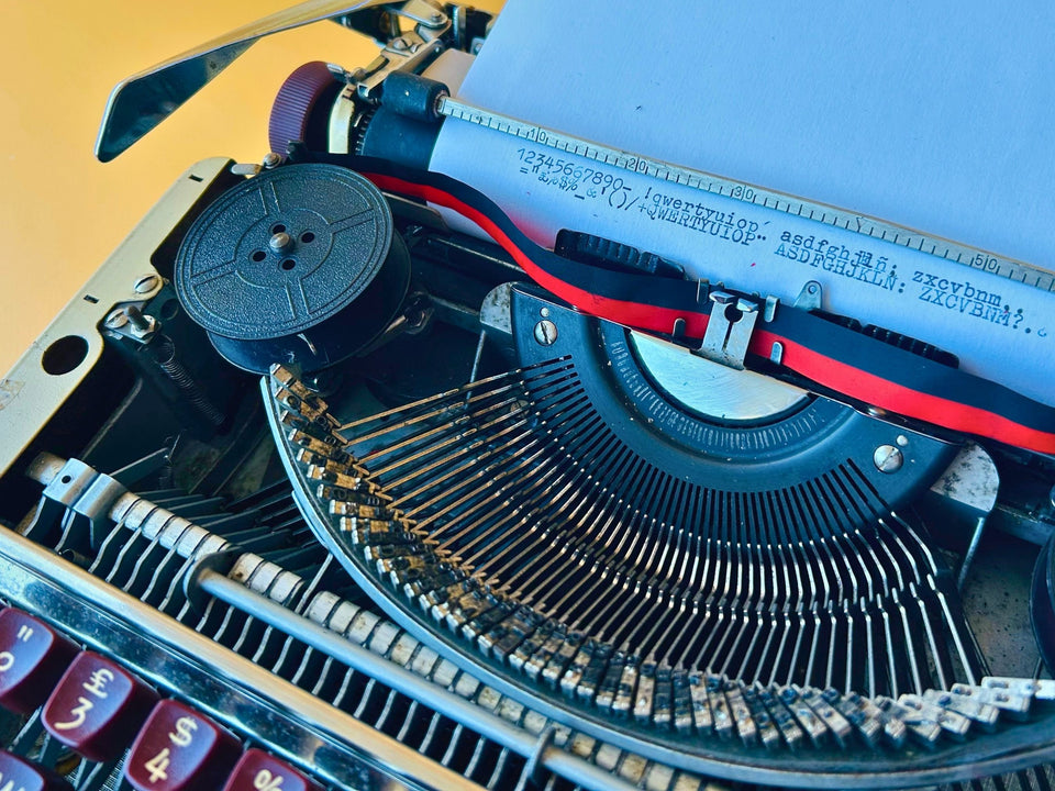 Working Olympia Splendid 33 Typewriter | Rare Red Keys | 1960s with Case