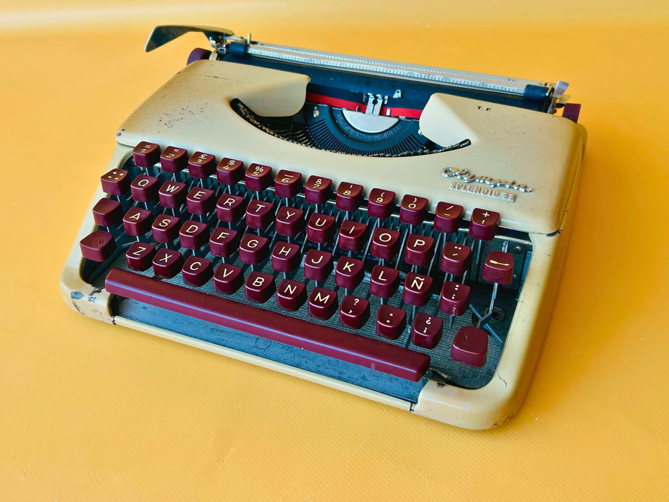 Working Olympia Splendid 33 Typewriter | Rare Red Keys | 1960s with Case