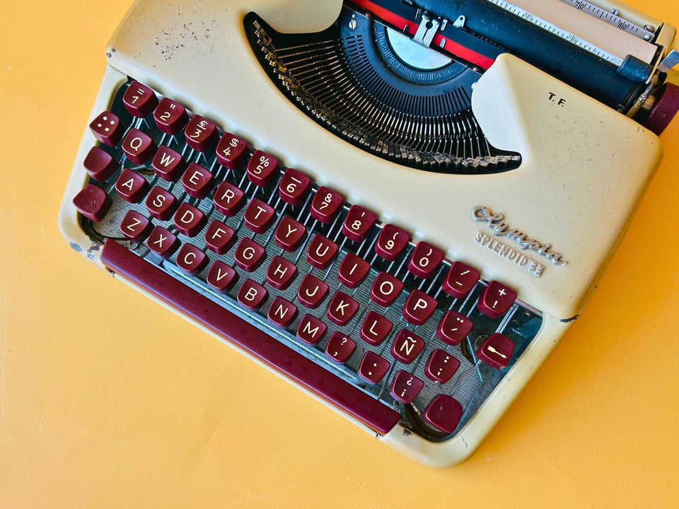 Working Olympia Splendid 33 Typewriter | Rare Red Keys | 1960s with Case