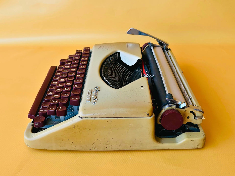 Working Olympia Splendid 33 Typewriter | Rare Red Keys | 1960s with Case