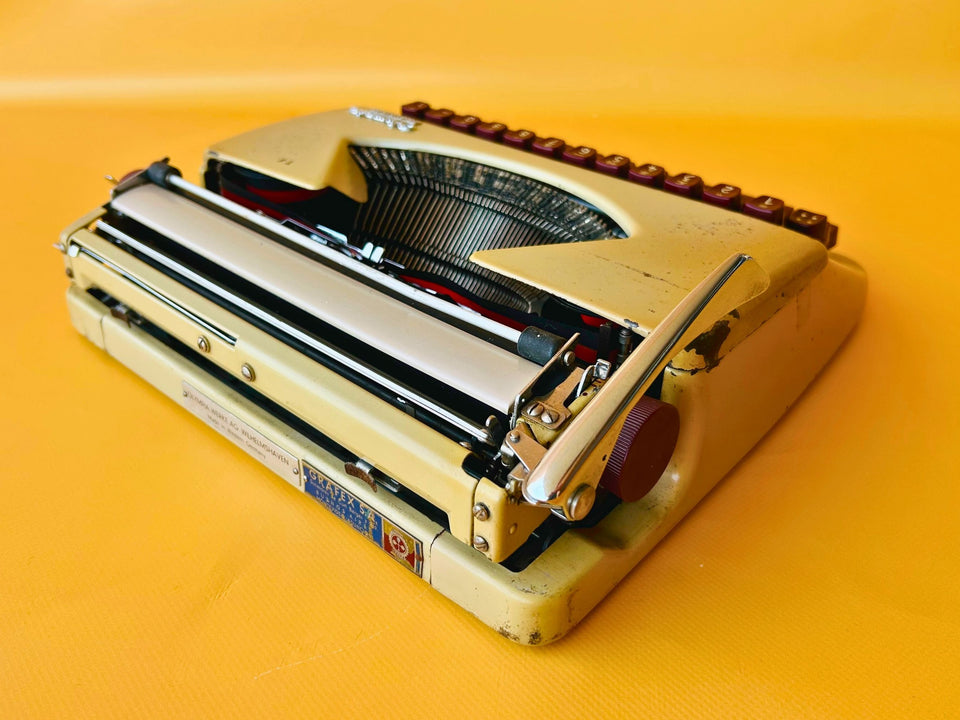 Working Olympia Splendid 33 Typewriter | Rare Red Keys | 1960s with Case