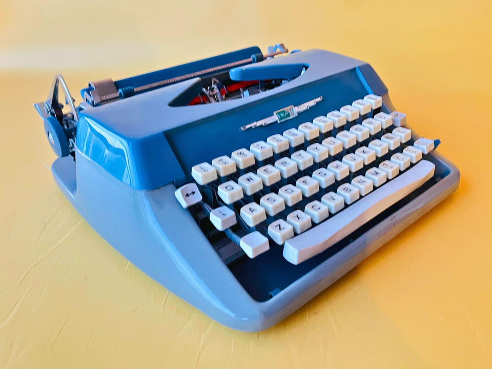 Amaya Deluxe Typewriter – 1970s Blue & Beige Portable Manual Typewriter with Case
