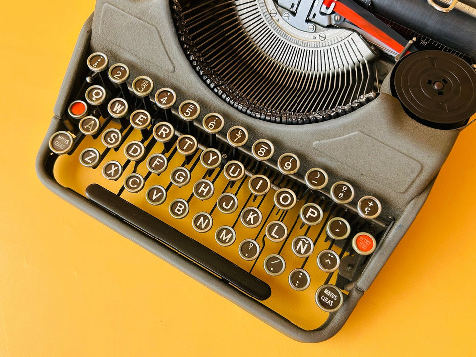 Vintage Continental Klein 1930s Typewriter | Fully Working QWERTY Manual | German Engineering Black (Copy)