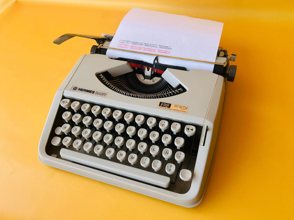 Working White Hermes Baby Typewriter | Swiss Ultra-Portable Typewriter with Case (Copy)