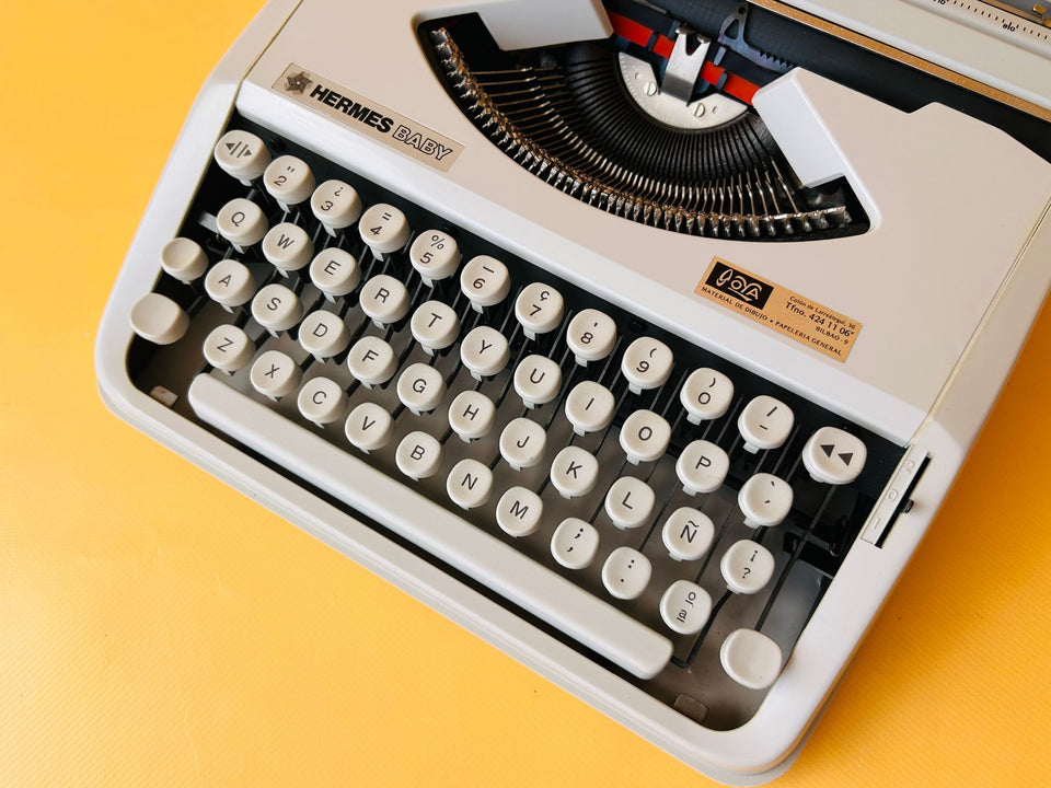 Working White Hermes Baby Typewriter | Swiss Ultra-Portable Typewriter with Case (Copy)