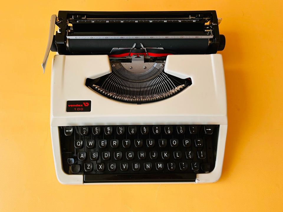 Detailed shot of the black Spanish QWERTY keyboard on a white Vendex 100 showing the Ñ key and crisp white lettering.