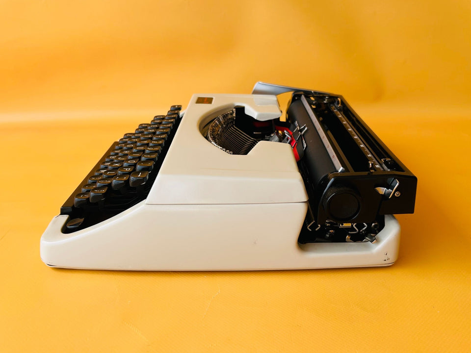 Working Vendex 100 Typewriter with Case | White & Black Portable with Case