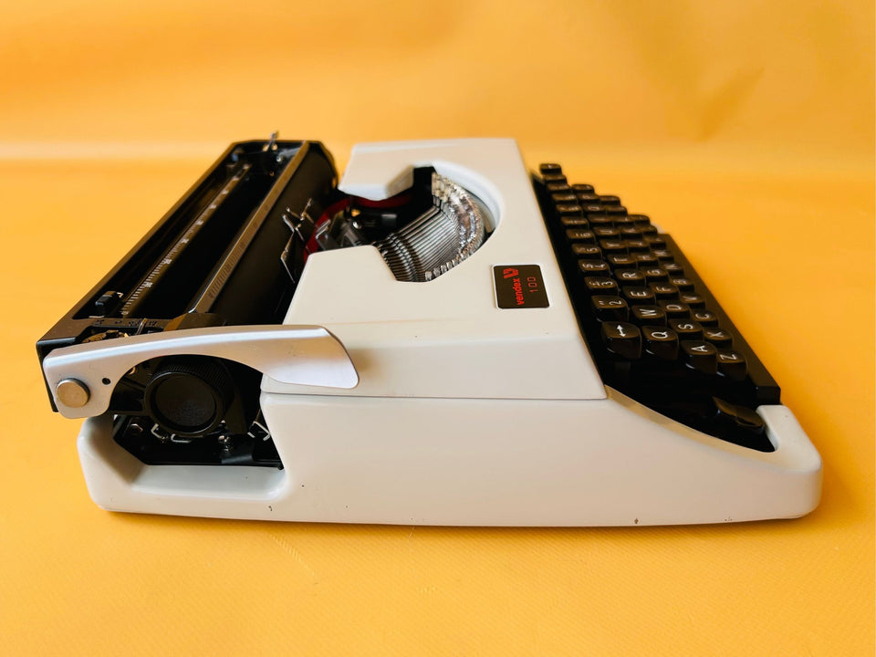 Working Vendex 100 Typewriter with Case | White & Black Portable with Case
