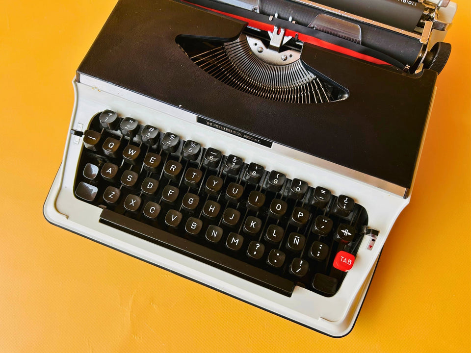 Working 1978 Hanimex Regal Typewriter | Black & White Portable