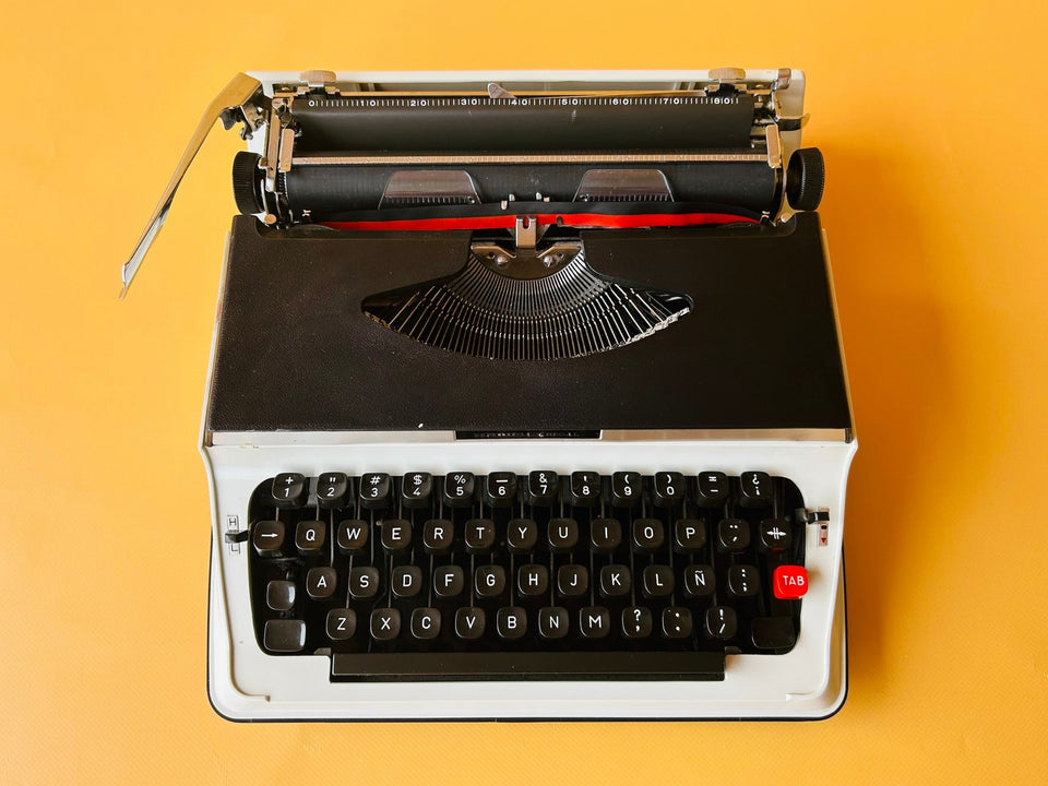 Working 1978 Hanimex Regal Typewriter | Black & White Portable