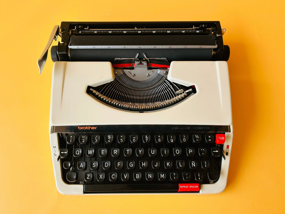 Detailed shot of the Spanish QWERTY keyboard on a Brother Deluxe 250 TR showing the Ñ key and specialized red control keys