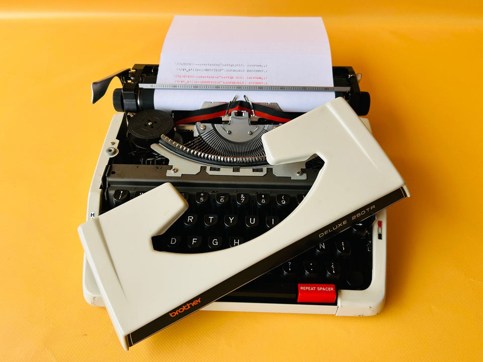 Working Brother Deluxe 250 TR Typewriter | White & Black | Case