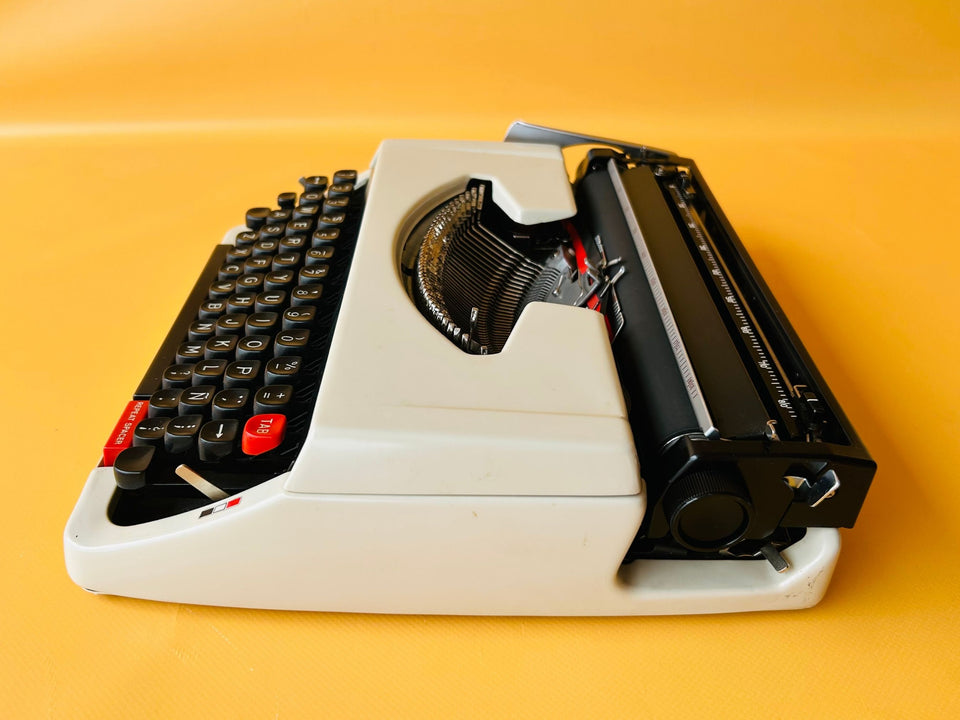 Working Brother Deluxe 250 TR Typewriter | White & Black | Case