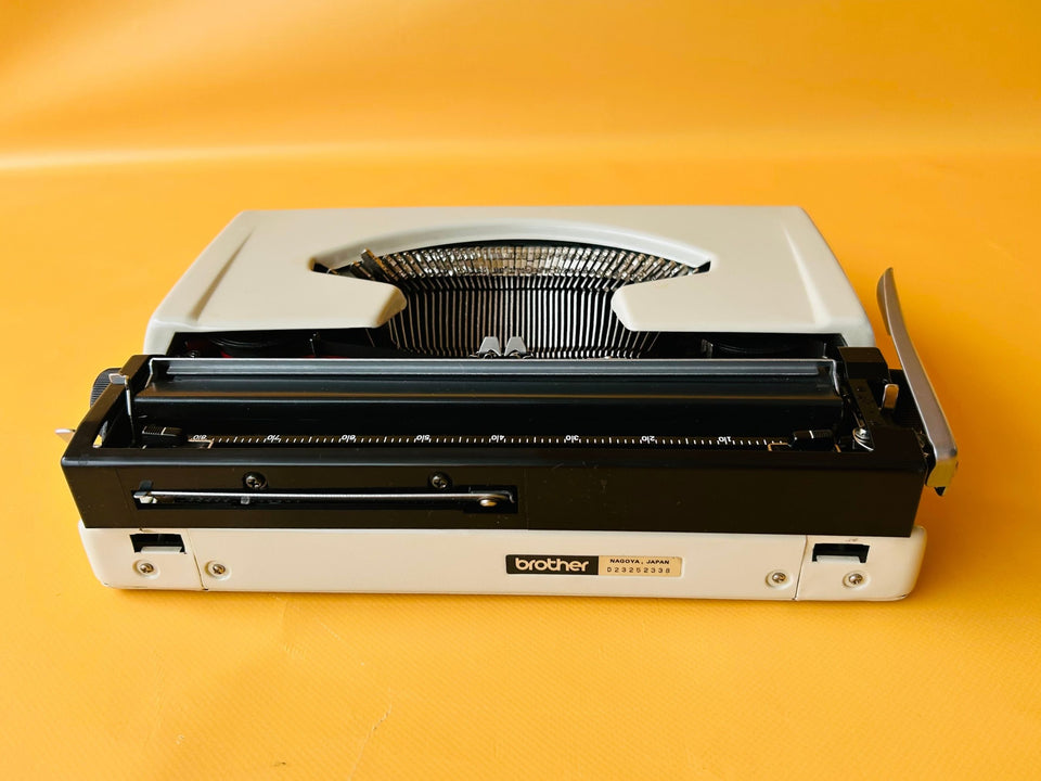 Working Brother Deluxe 250 TR Typewriter | White & Black | Case