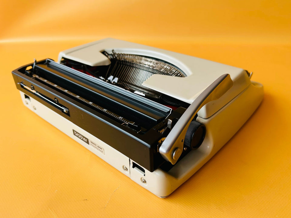 Working Brother Deluxe 250 TR Typewriter | White & Black | Case