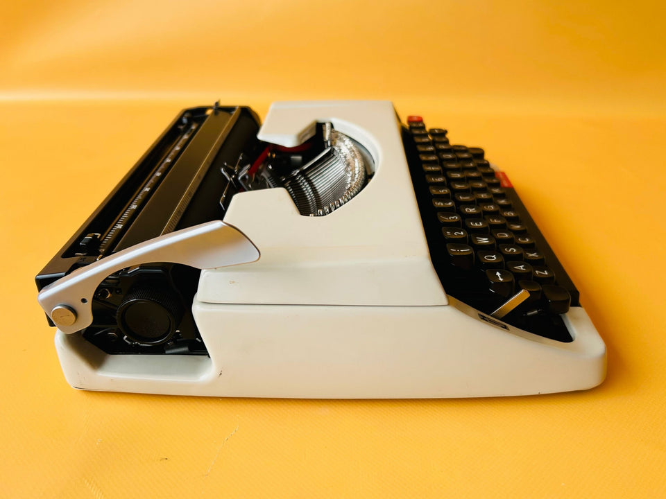 Working Brother Deluxe 250 TR Typewriter | White & Black | Case