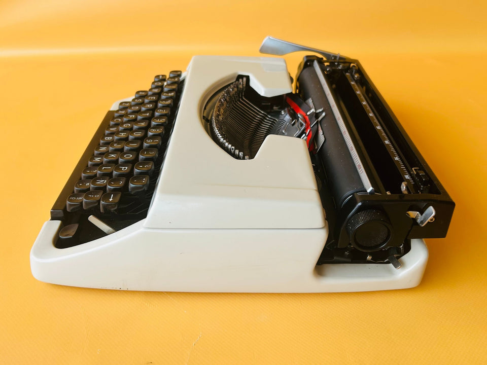 Working Brother 210 Typewriter | White 1970s Japanese Portable