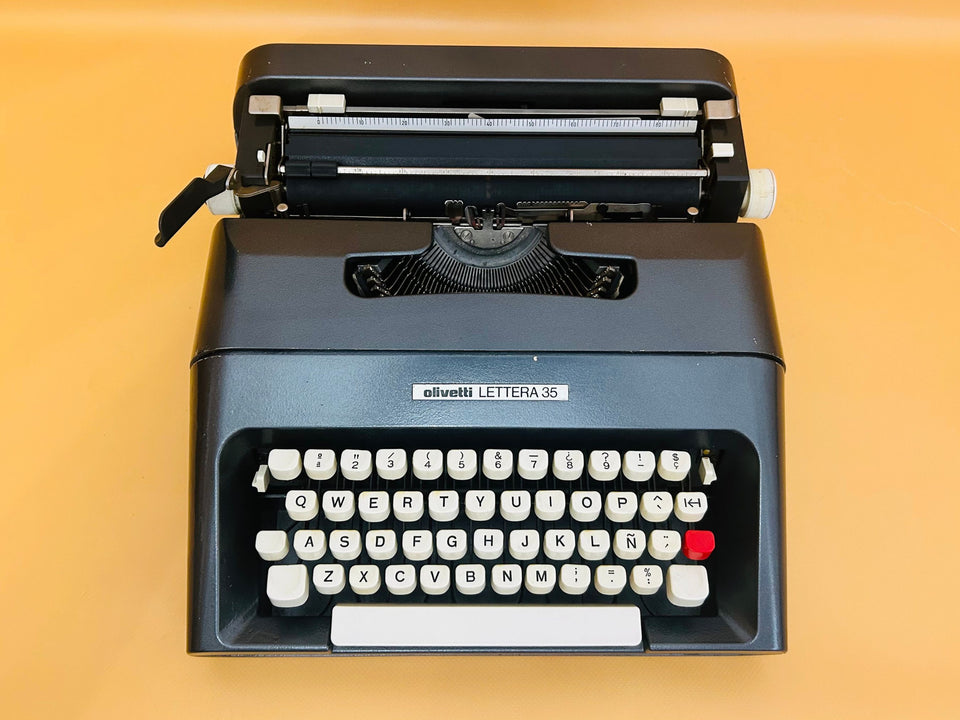 Detailed shot of the Spanish QWERTY keyboard on a black Lettera 35 showing the Ñ key and the signature red tab key.