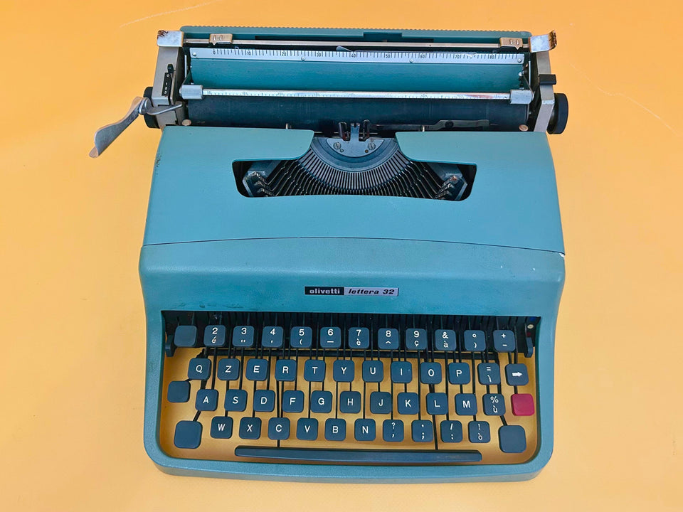 Detailed shot of the QZERTY keyboard on a Lettera 32 showing the Italian layout and original square teal keycaps.