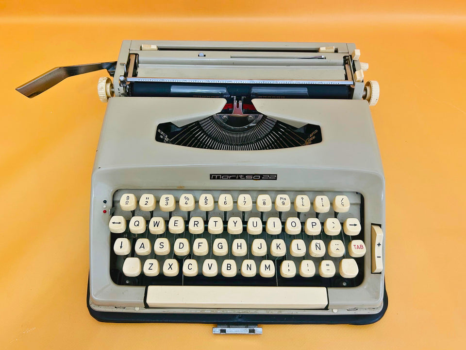 Detailed shot of the Spanish QWERTY keyboard on a Maritsa 22 featuring the Ñ key and original square keycaps.