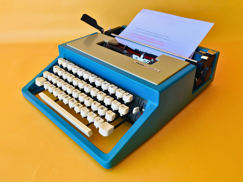 Olivetti Lettera 31 | Mediterranean Blue | Complete with Original Olivetti Bag