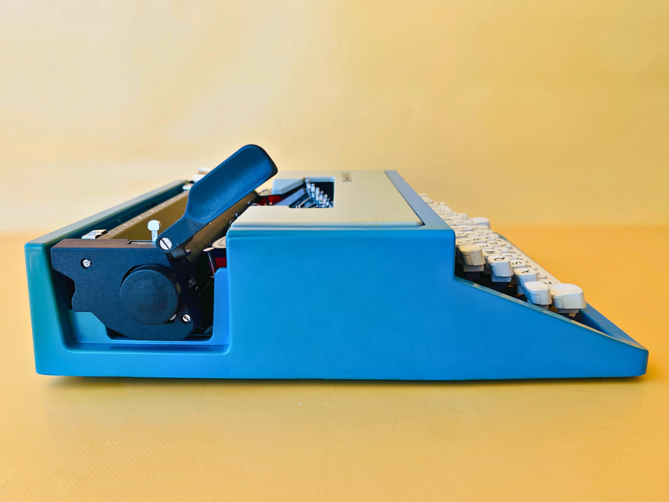 Olivetti Lettera 31 | Mediterranean Blue | Complete with Original Olivetti Bag