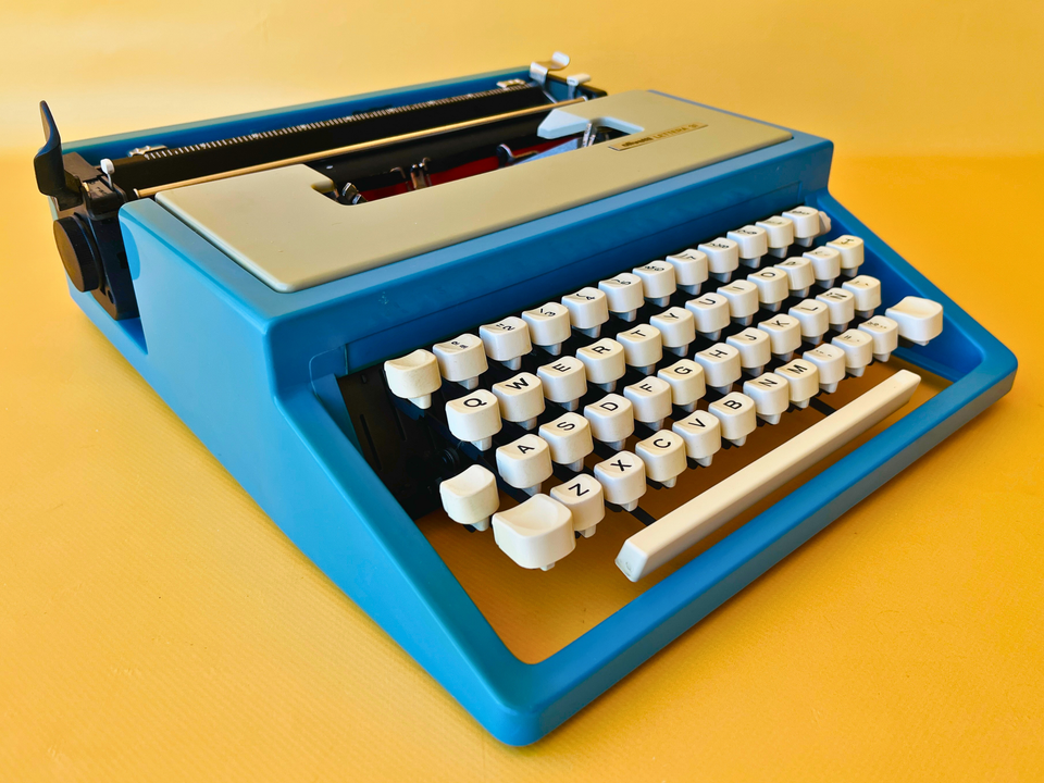 Olivetti Lettera 31 | Mediterranean Blue | Complete with Original Olivetti Bag