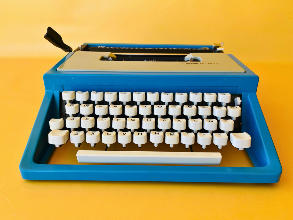 Olivetti Lettera 31 | Mediterranean Blue | Complete with Original Olivetti Bag