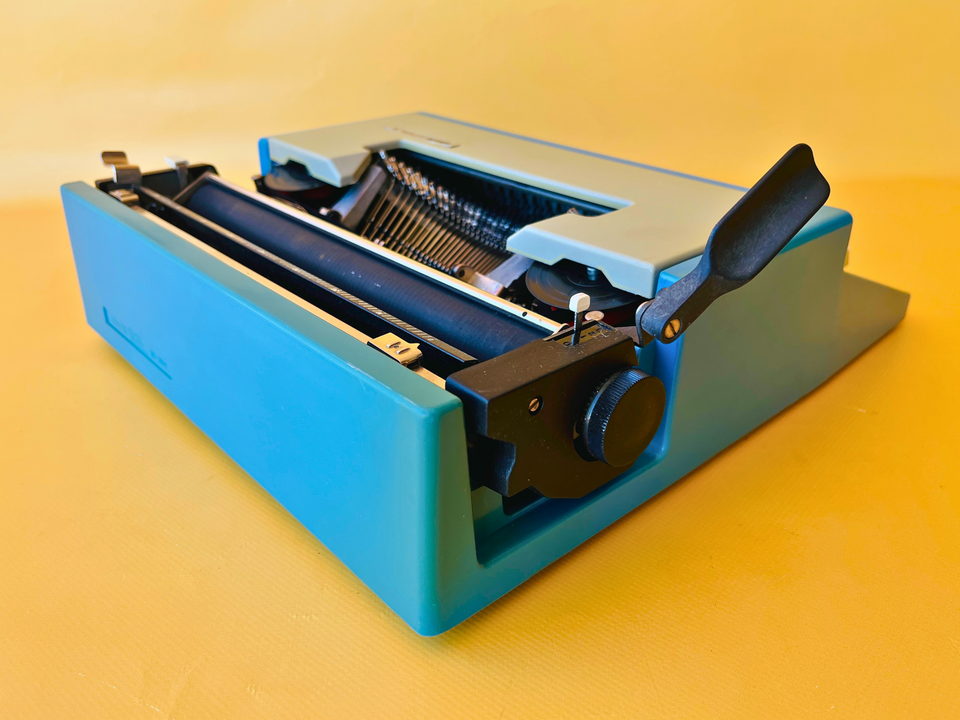 Olivetti Lettera 31 | Mediterranean Blue | Complete with Original Olivetti Bag
