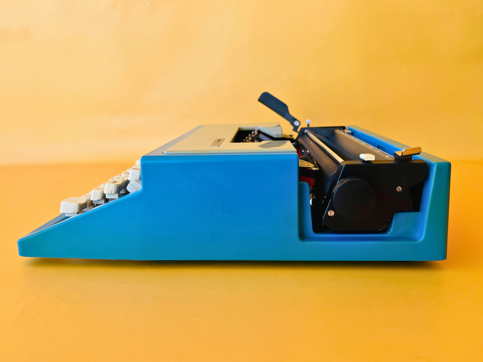 Olivetti Lettera 31 | Mediterranean Blue | Complete with Original Olivetti Bag