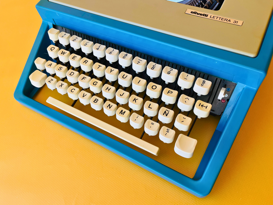 Olivetti Lettera 31 | Mediterranean Blue | Complete with Original Olivetti Bag