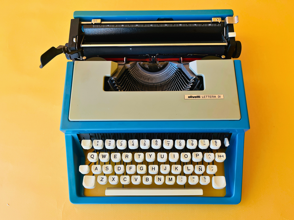 Olivetti Lettera 31 | Mediterranean Blue | Complete with Original Olivetti Bag