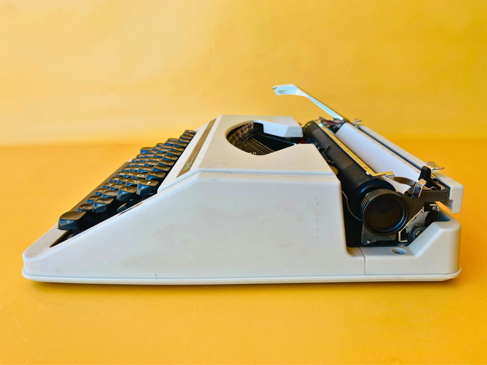 Silver Reed SR 10 | Arctic White | The Minimalist Professional Workhorse