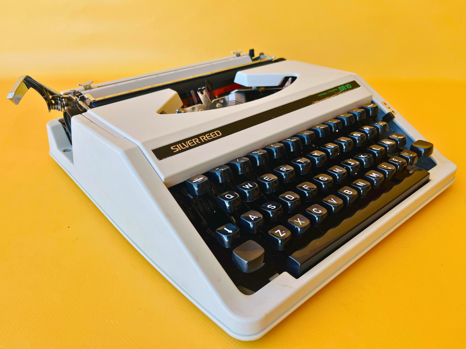 Silver Reed SR 10 | Arctic White | The Minimalist Professional Workhorse