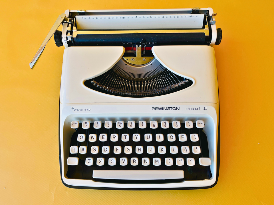 Detailed shot of the English QWERTY keyboard on a Remington Idool 2 by Sperry Rand, showing crisp black keys and white lettering.